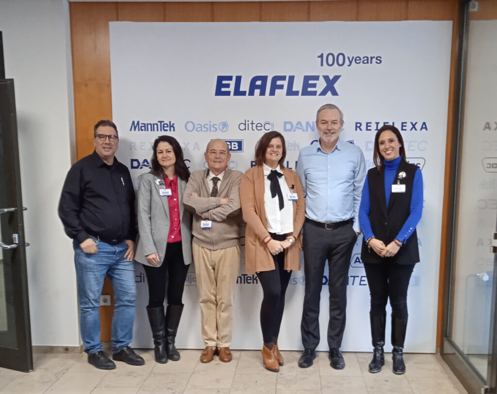 Los miembros de la delegación de Naler, junto con Jendrik Frings y Juan Luis Merinero a la entrada de las instalaciones de ELaflex